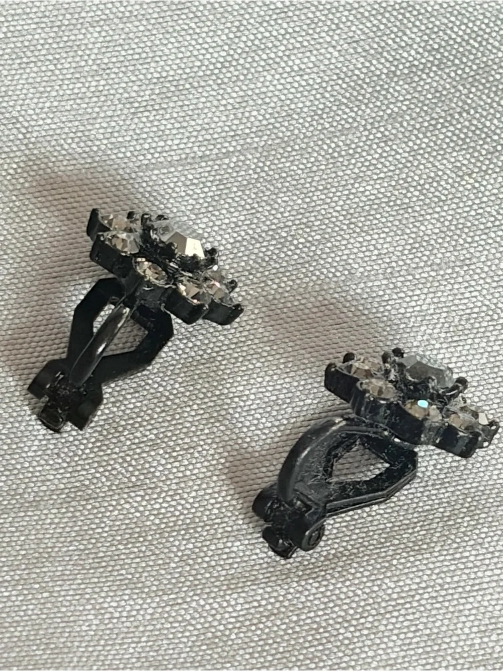 Women's Flower Stud Fashion Earrings Rhinestones Gun Metal Gray Unbranded
